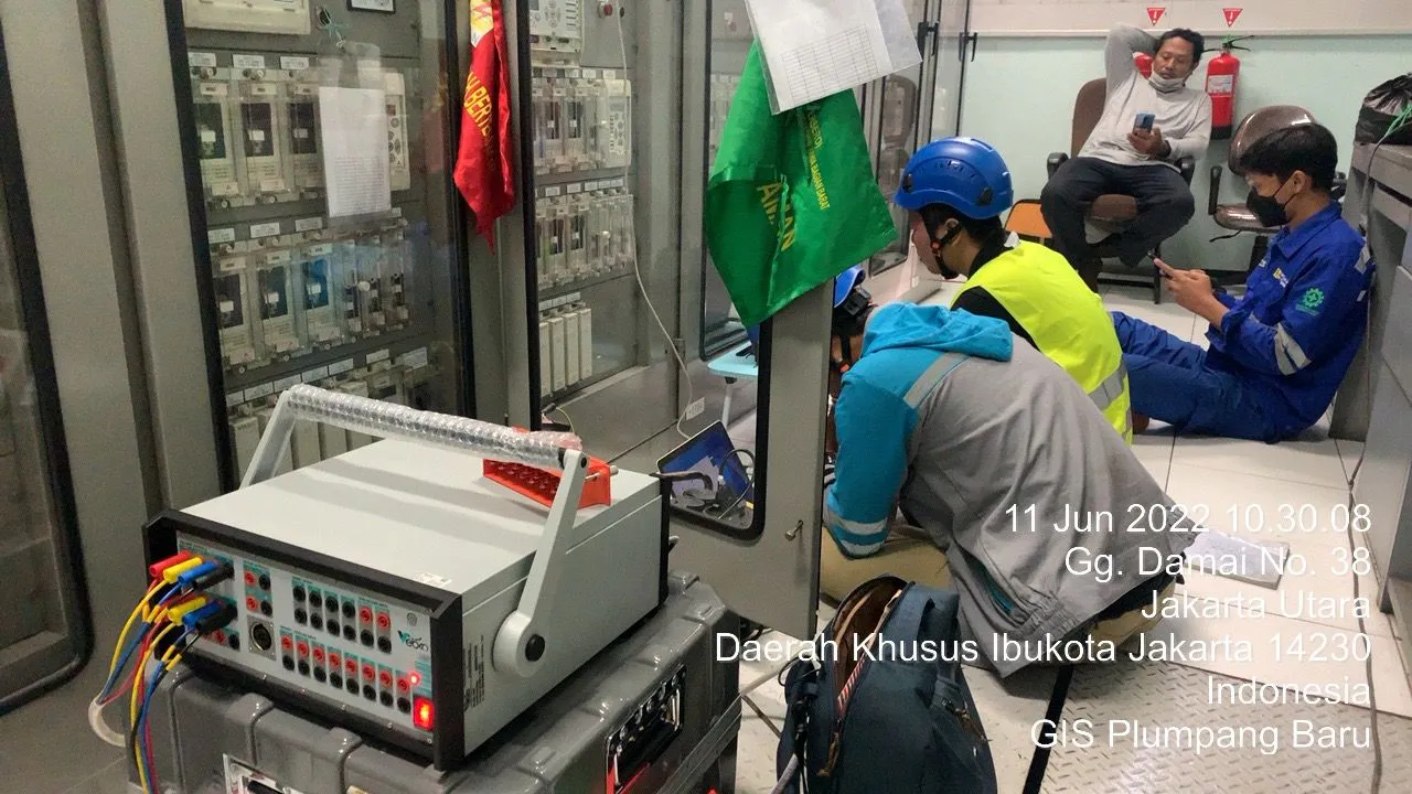 Tim commissioning PT TEM saat pekerjaan gardu induk 150kV — testing CT, VT, relay dan switchgear