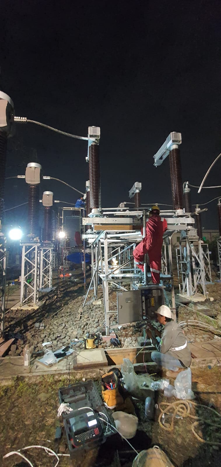 Instalasi disconnecting switch 150kV di switchyard gardu induk PT TEM — pemasangan DS pantograph dan knee type
