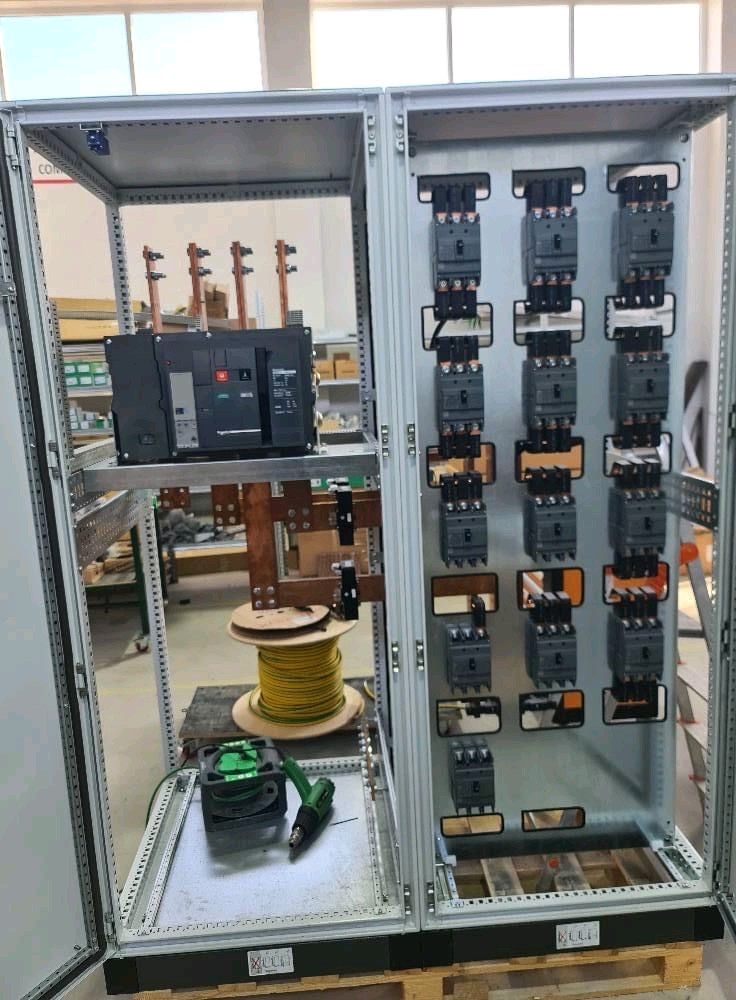 Panel LV MCC Motor Control Center hasil fabrikasi PT TEM — MCCB, ACB, busbar tembaga, wiring lengkap