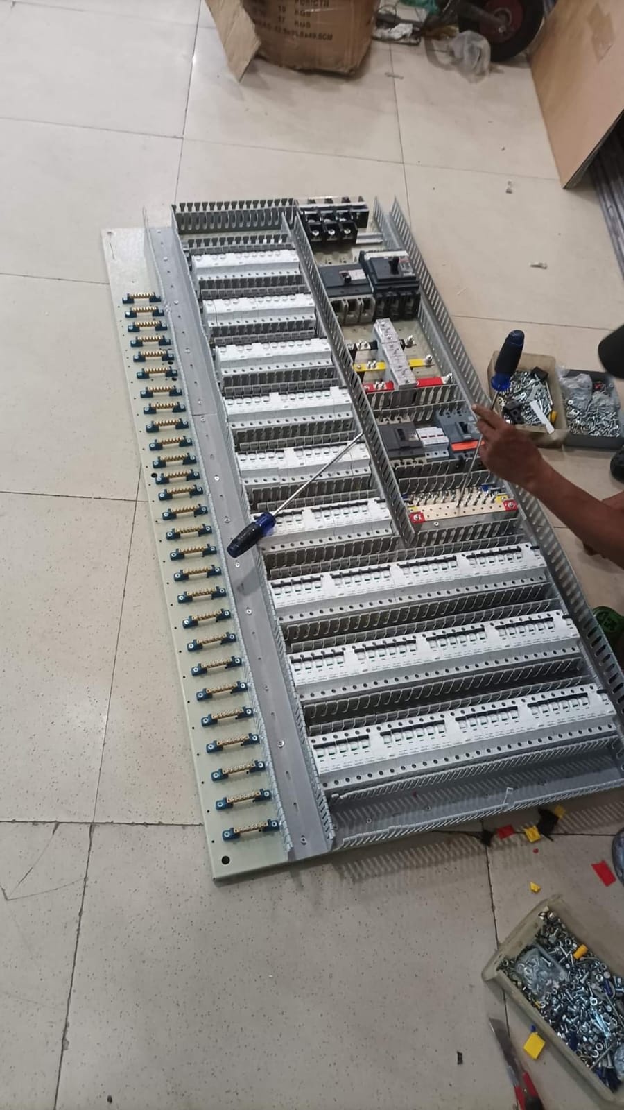 Proses pabrikasi dan perakitan panel listrik LVMDP di workshop PT TEM — panel maker Indonesia