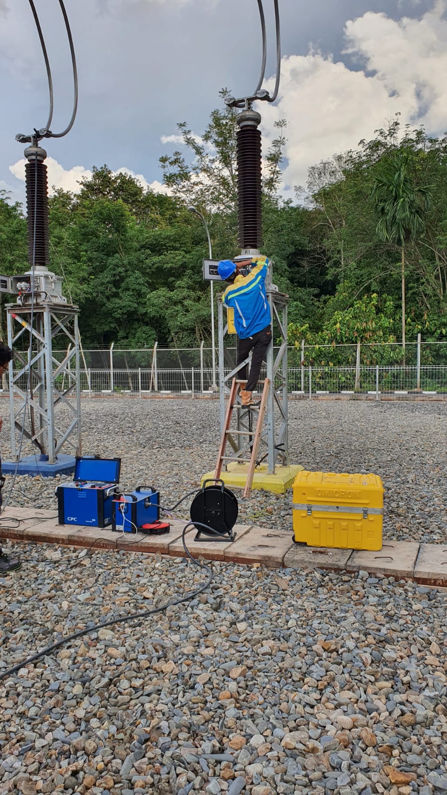 Testing CT (Current Transformer) gardu induk 150kV oleh PT TEM — verifikasi rasio dan polaritas CT sebelum energisasi