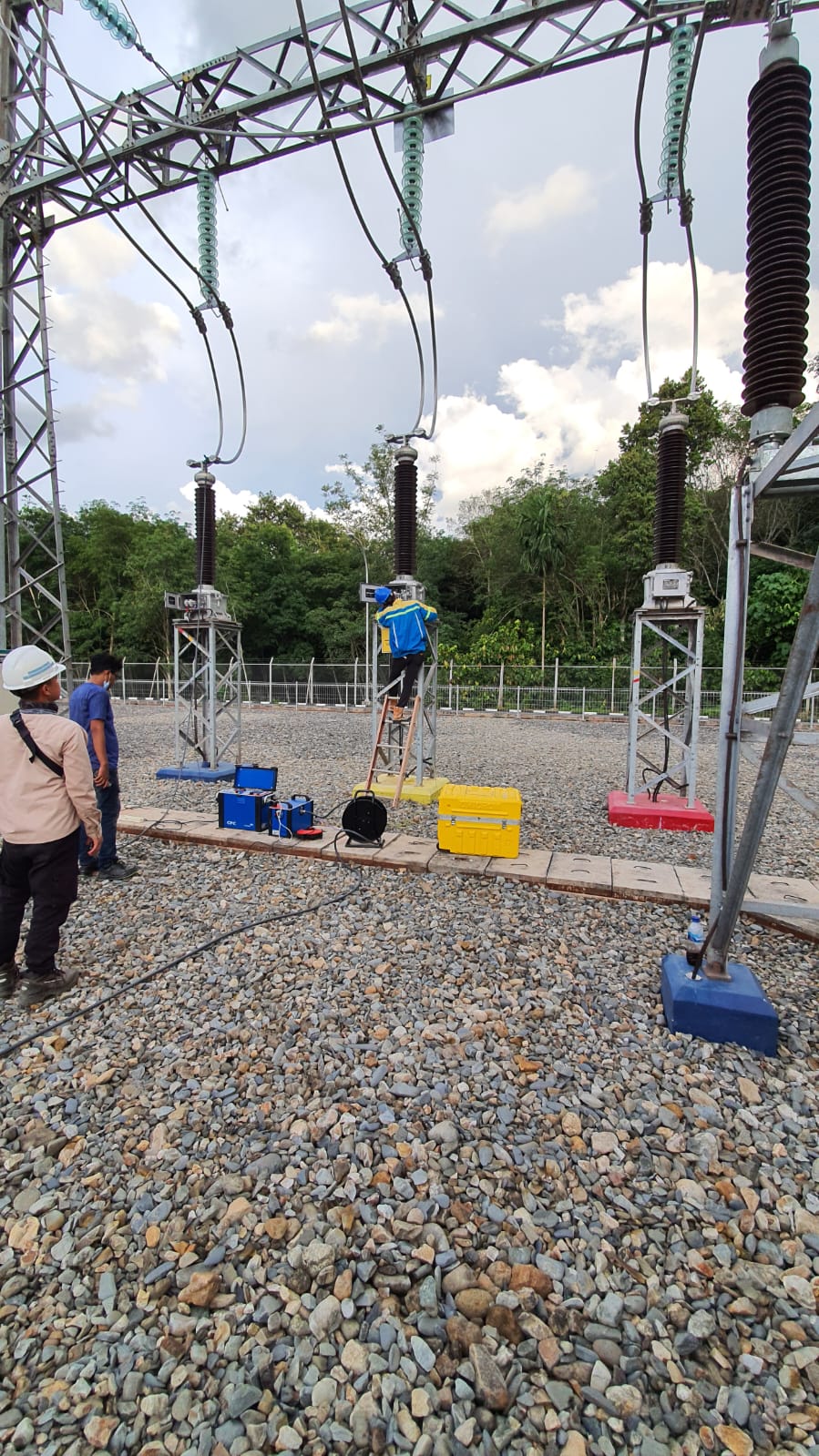 Testing CVT (Capacitive Voltage Transformer) gardu induk 150kV oleh PT TEM — uji rasio tegangan dan tan delta CVT