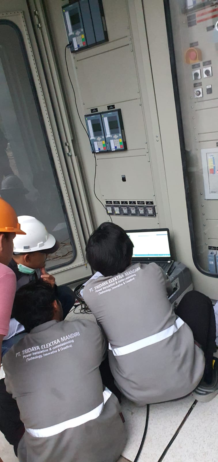 Engineer PT TEM melakukan testing relay proteksi Siemens SIPROTEC saat commissioning gardu induk