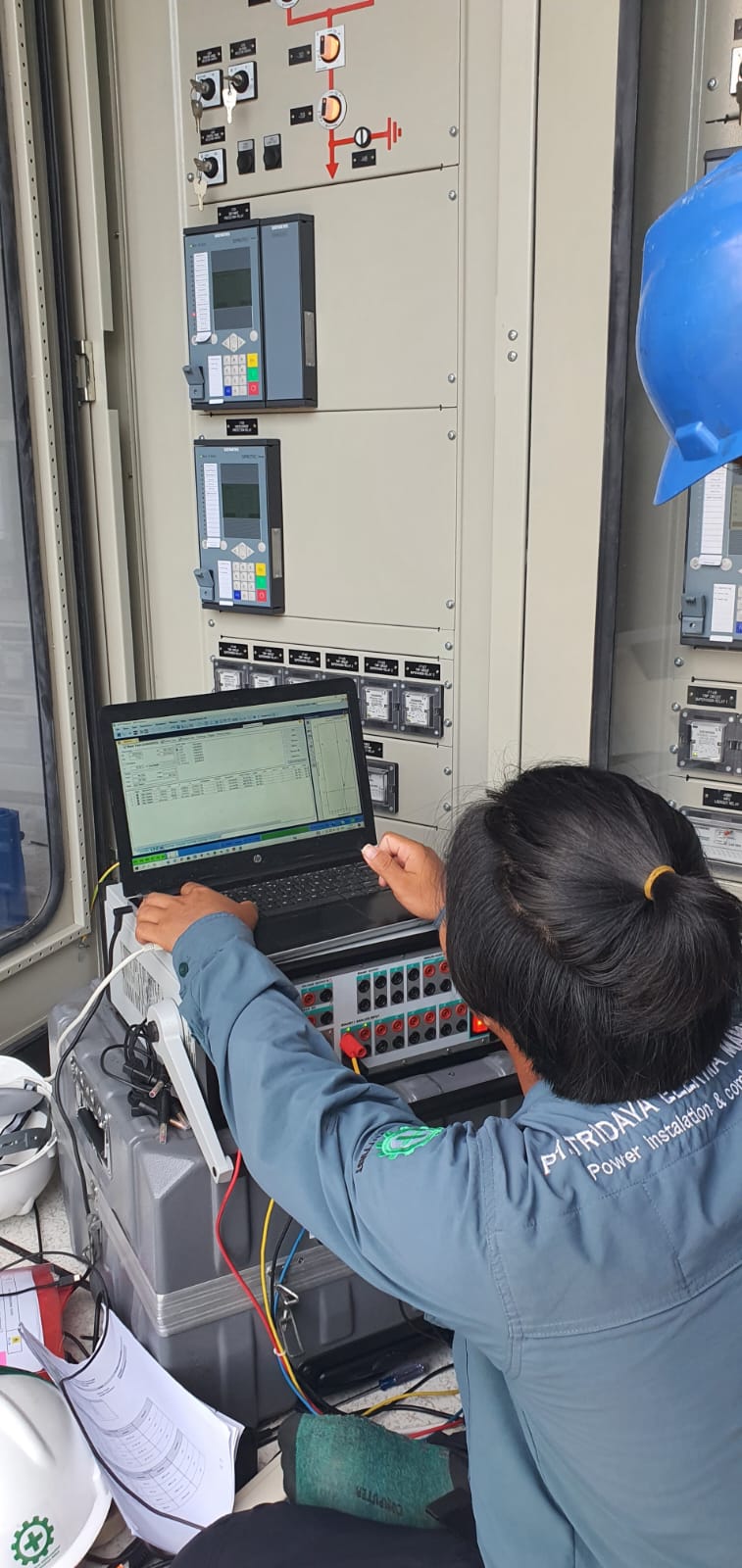 Pengujian relay proteksi Siemens menggunakan relay test set dan laptop dengan software OMICRON Test Universe di gardu listrik Indonesia