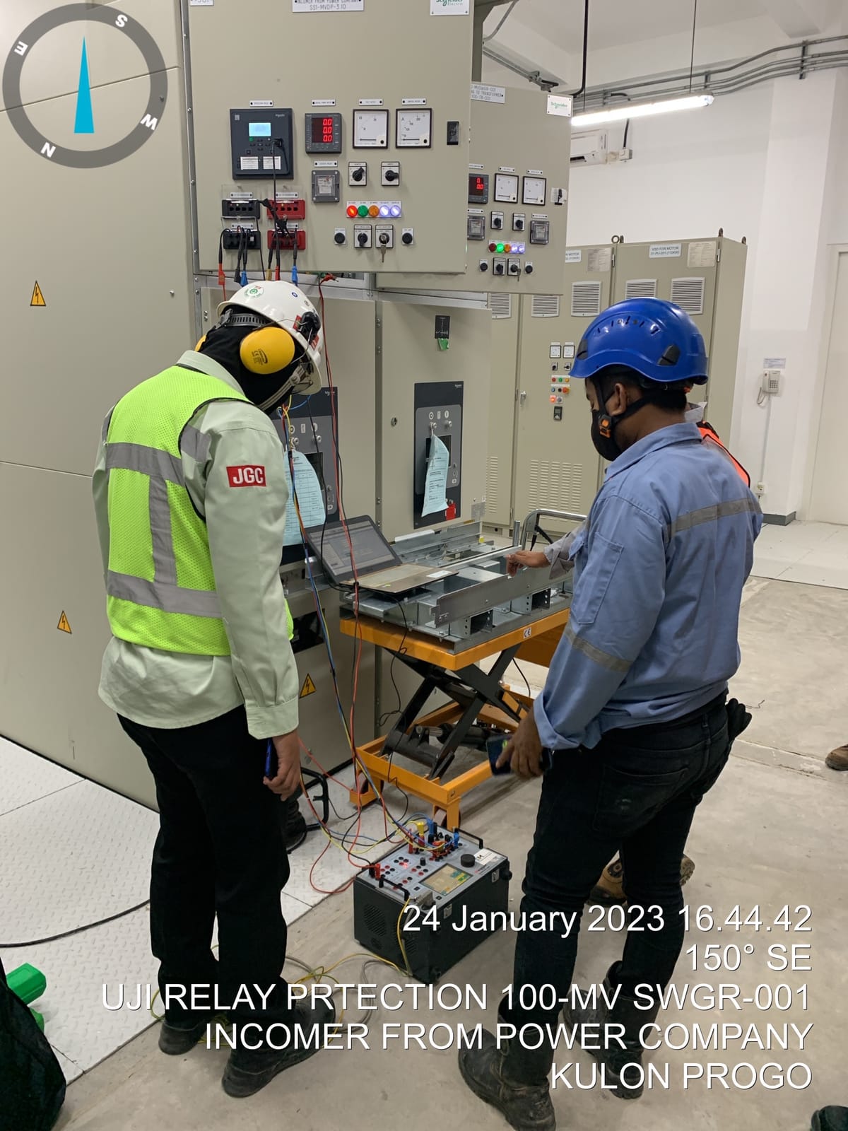 Secondary injection test panel MV switchgear oleh PT TEM — relay protection testing untuk panel 20kV industri