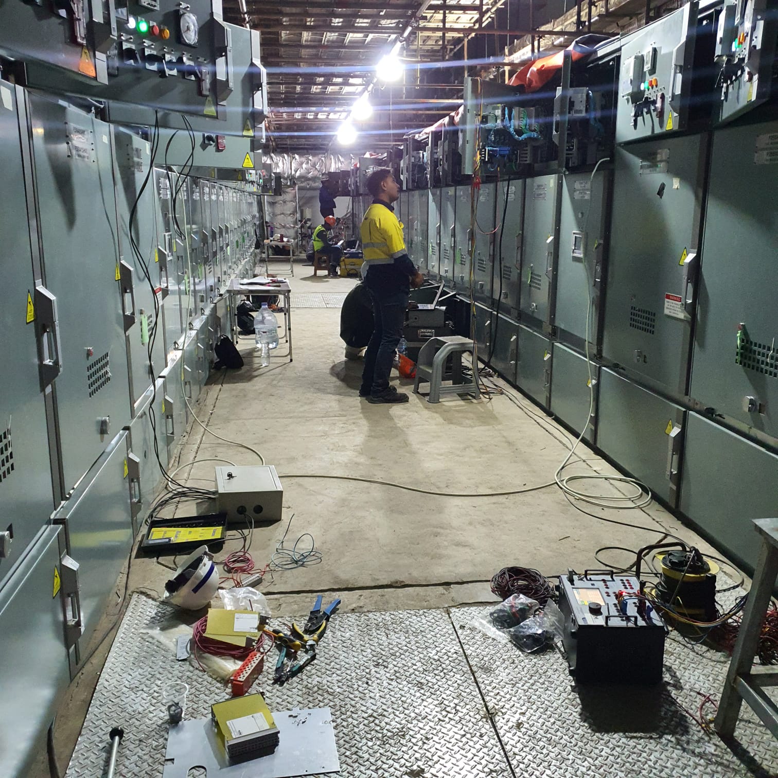 Testing relay protection menggunakan Megger Sverker 900 di panel switchgear — PT TEM melakukan verifikasi relay overcurrent dan earth fault