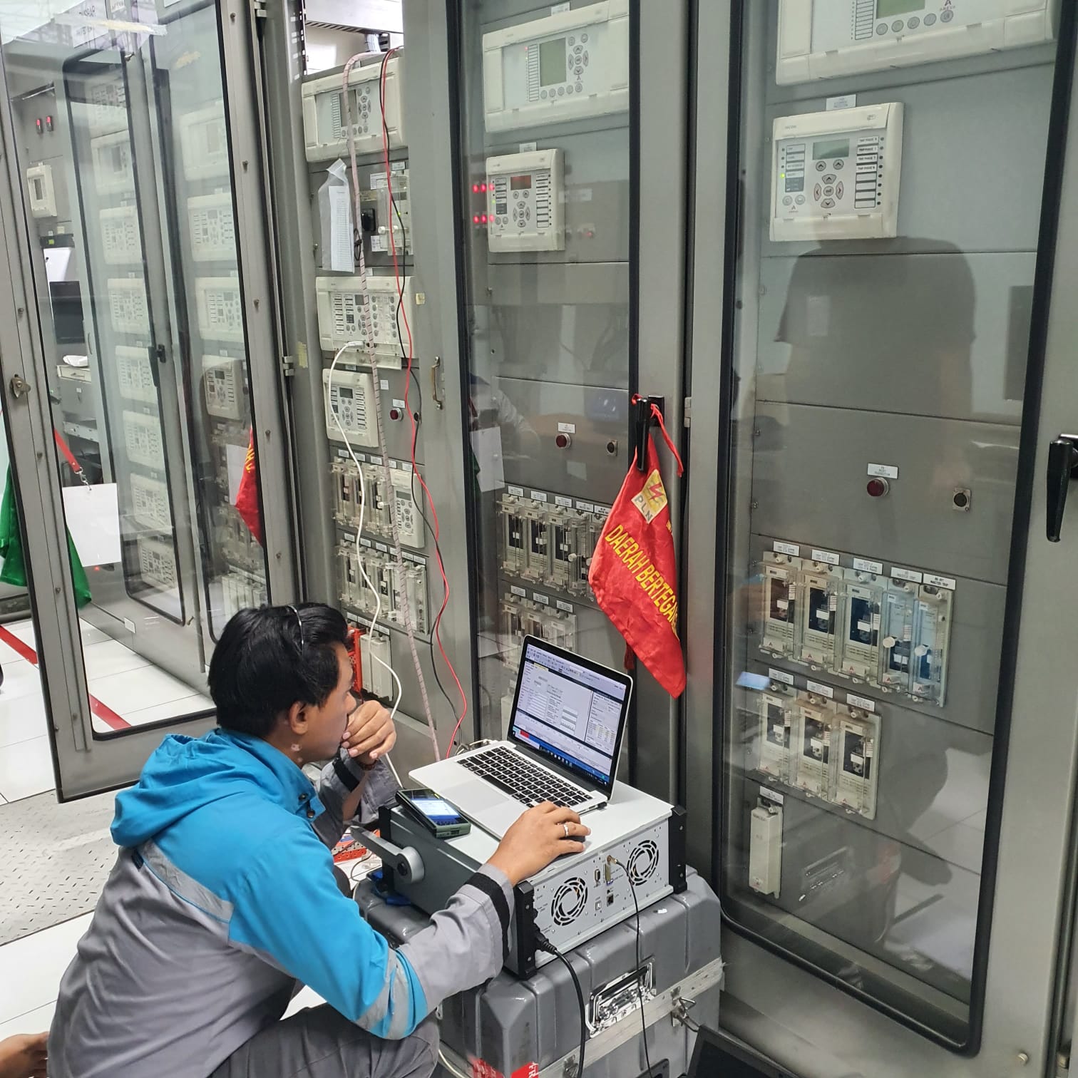 Secondary injection test relay di panel proteksi gardu induk PLN — PT TEM menggunakan Omicron CMC 356 dan software Test Universe