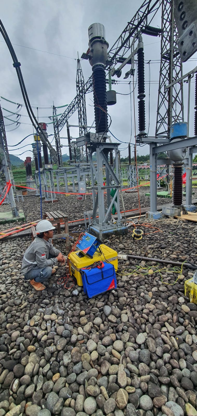PT TEM melakukan pengujian HV apparatus di switchyard 150kV — verifikasi CT dan peralatan tegangan tinggi sebelum energisasi