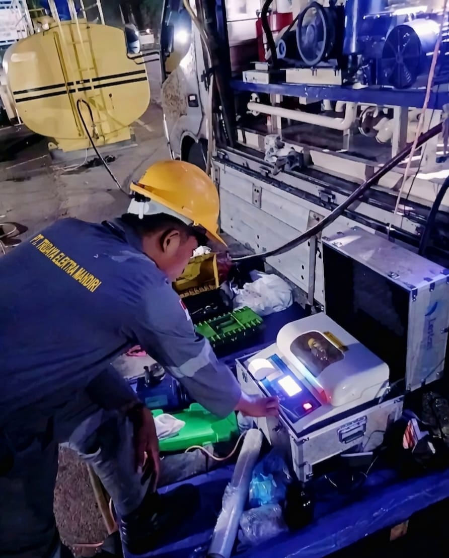 Uji tegangan tembus (breakdown voltage) minyak trafo portabel on-site oleh engineer PT Tridaya Elektra Mandiri