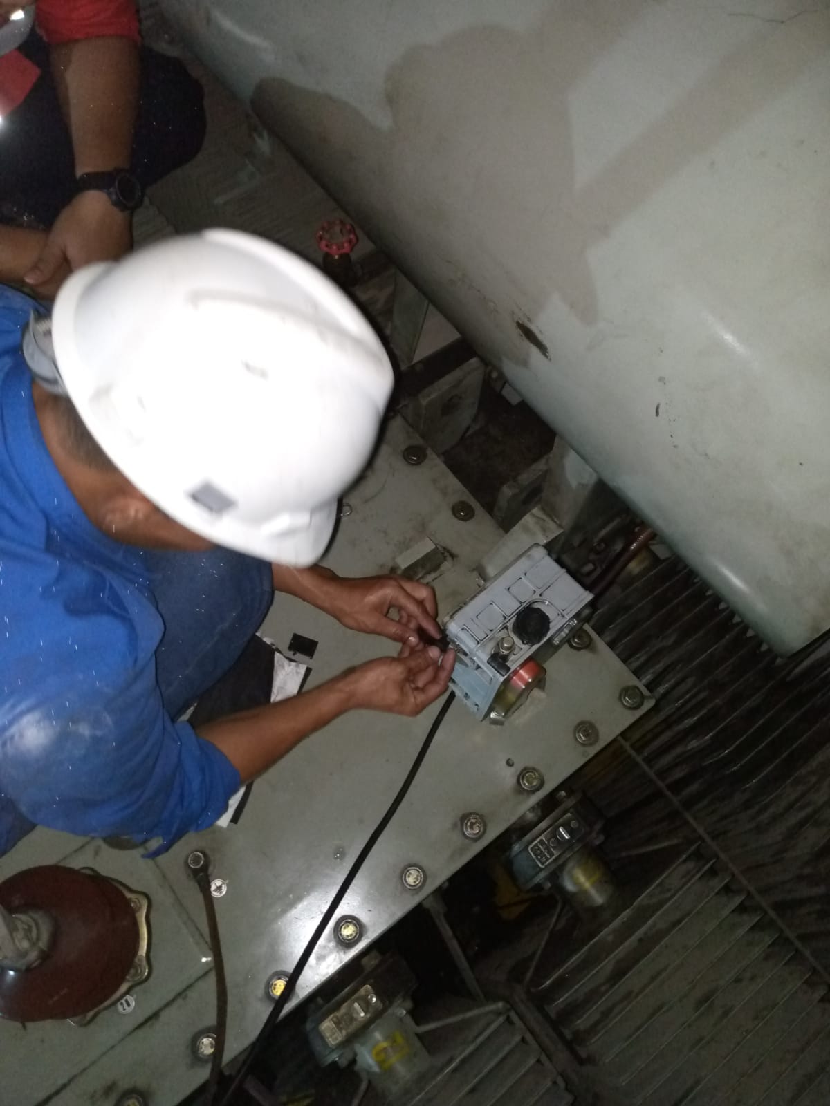 Inspeksi dan pemasangan instrumen pada transformator sebelum proses purifikasi minyak trafo on-site